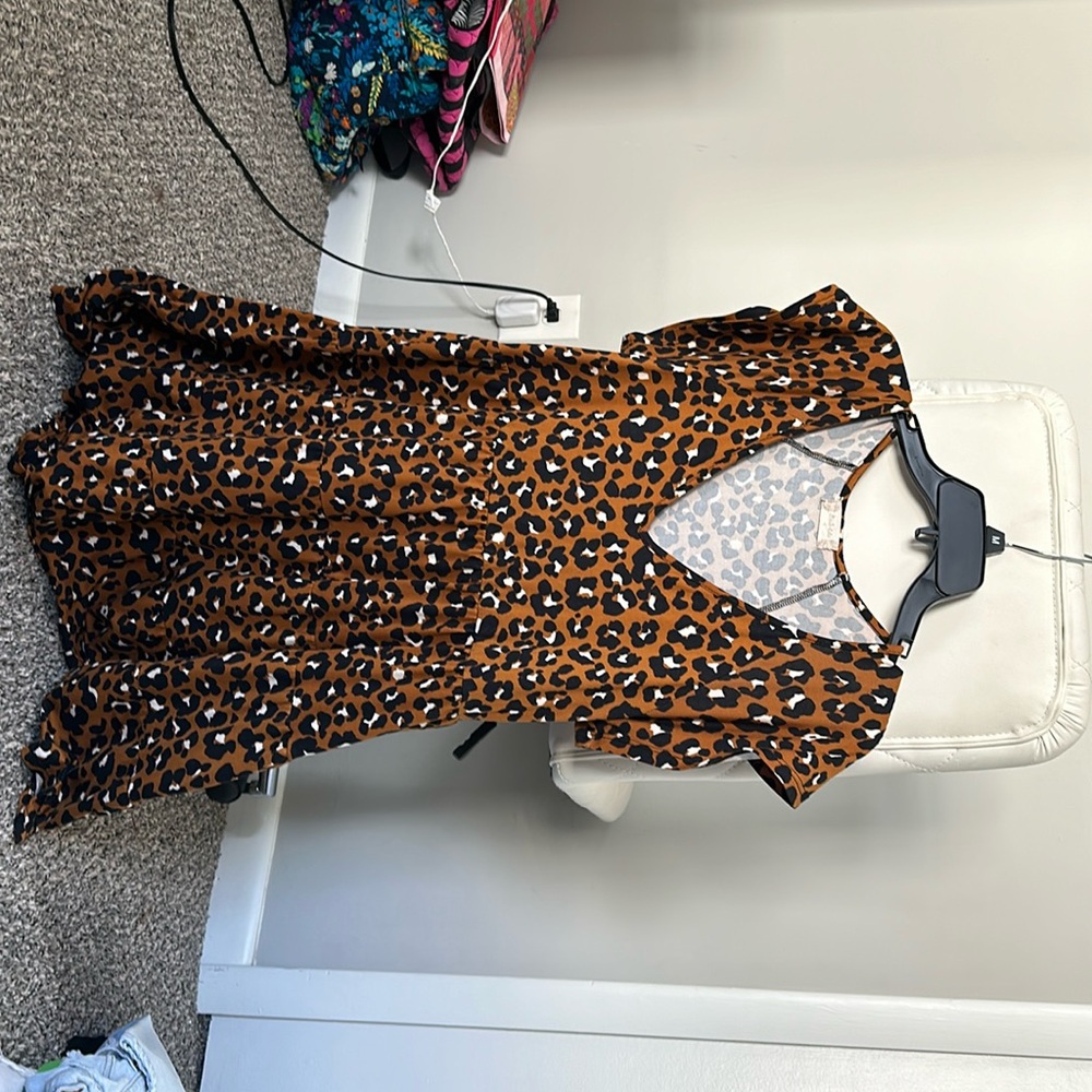 Cute large top in great condition that is cute for the fall!
